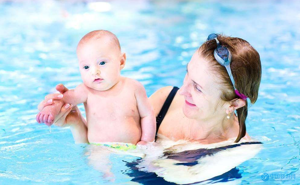 秋季婴儿让宝宝这么游泳，效果更显著。秋季婴儿游泳的正确打开方式 婴儿游泳注意事项 婴儿游泳的好处3