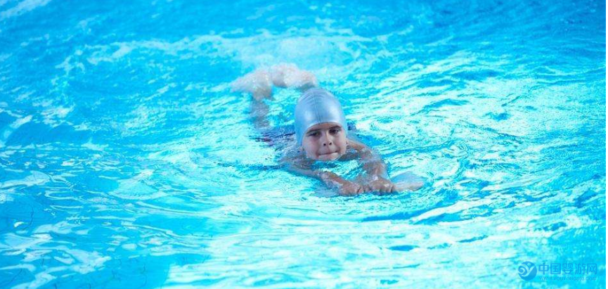 冬季将至，婴儿游泳需要停吗？冬季将至，婴儿游泳也要停？