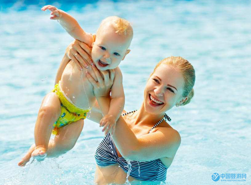 新生儿游泳，促进宝宝大脑智力发育，错过了就晚了！3