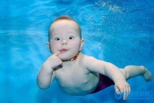 宝宝这种行为表示已经溺水了，家长一定要注意 天冷了，更要防止宝宝溺水。1