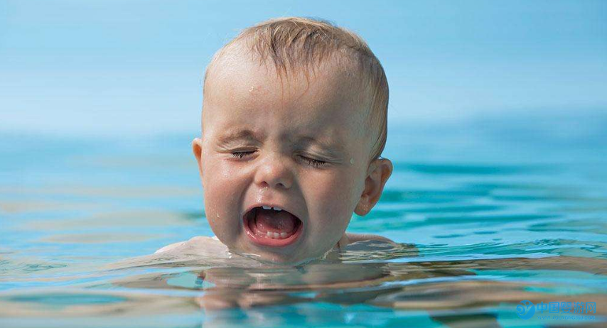 婴儿游泳时宝宝哭闹的六大原因及解决办法