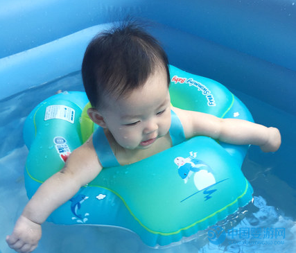 婴儿游泳时宝宝哭闹的六大原因及解决办法2