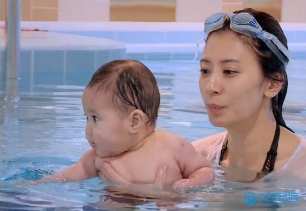 谢依霖成功水中产女，你还在质疑新生儿游泳？