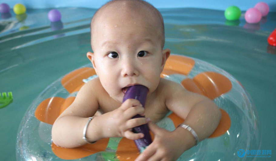 冬季婴儿游泳要注意哪些问题 冬季婴儿游泳固然好，安全防范不能少