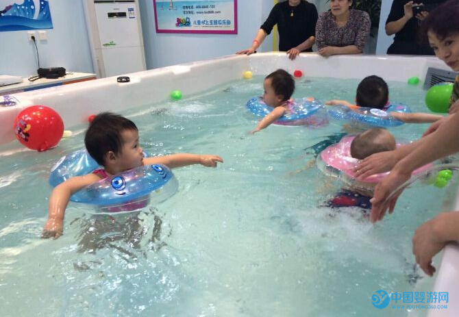 冬季婴儿游泳要注意哪些问题冬季婴儿游泳固然好，安全防范不能少