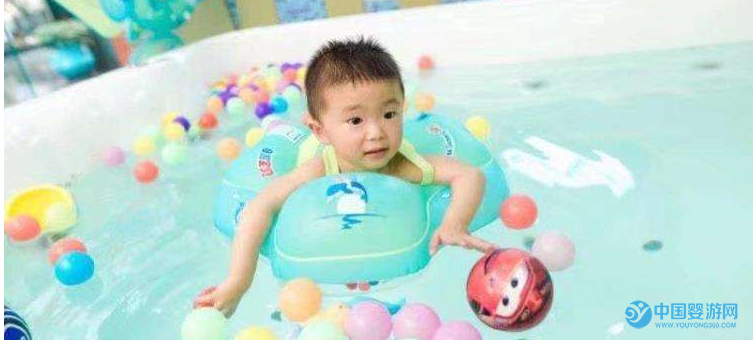 婴儿游泳提高宝宝心肺功能，让宝宝安然过冬1