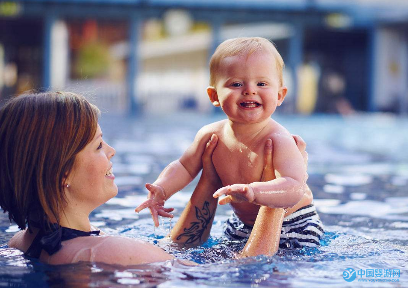 宝宝游泳和不游泳的区别，真不小 宝宝是否坚持婴儿游泳，一眼就能看出来？