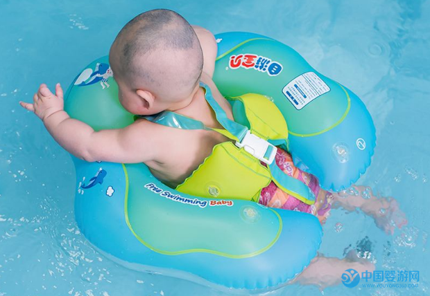婴儿游泳好处你不知，枉费宝宝发育大好时机