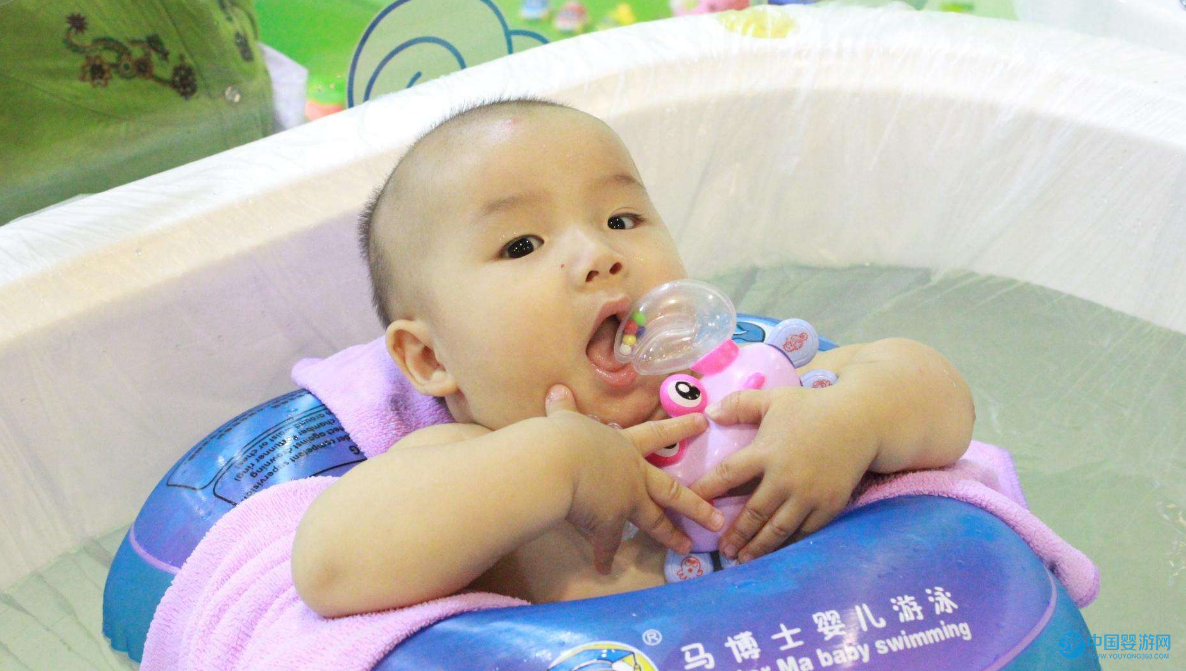 坚持婴儿游泳，宝宝更健康，妈妈更省心 坚持婴儿游泳的好处 冬季宝宝游泳的好处2