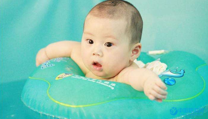 坚持婴儿游泳短短几个月，宝宝变化可不小 坚持婴儿游泳的好处2