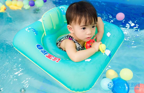 坚持婴儿游泳短短几个月，宝宝变化可不小 坚持婴儿游泳的好处1