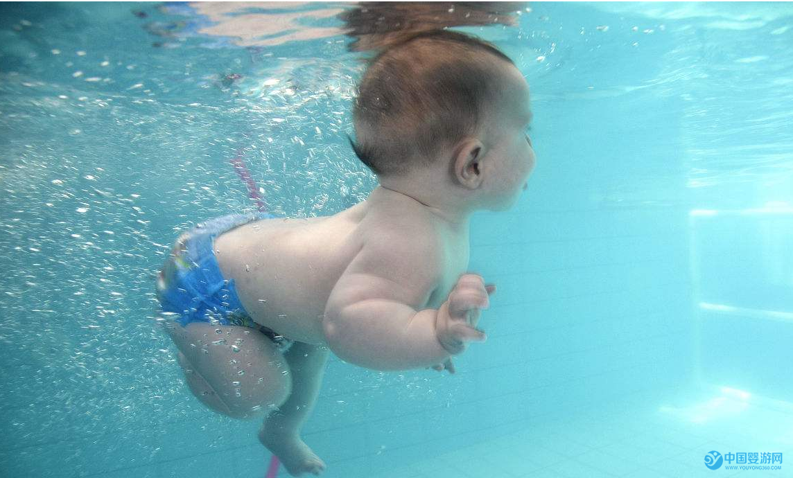 关于冬季婴儿游泳，家长有话说 冬季婴儿游泳的好处 坚持婴儿游泳宝宝变化