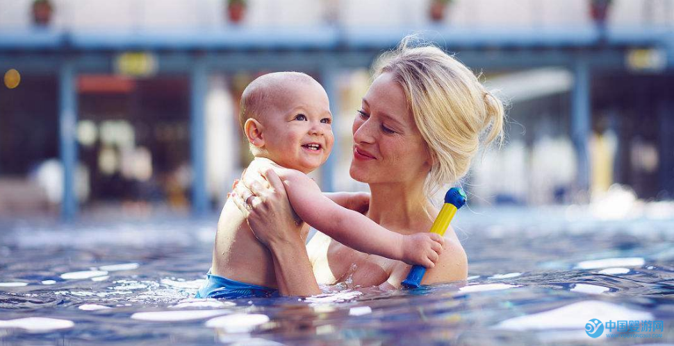 关于冬季婴儿游泳，家长有话说 冬季婴儿游泳的好处 坚持婴儿游泳宝宝变化12