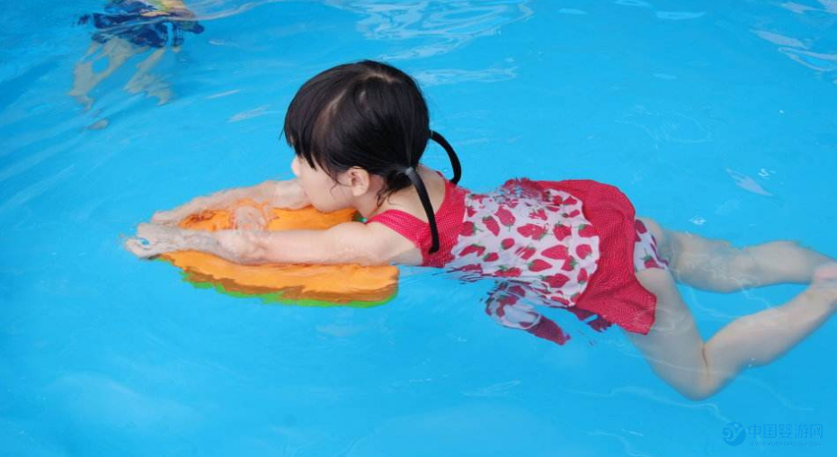 婴儿游泳促进宝宝智力发育，但这几点一定要注意！2