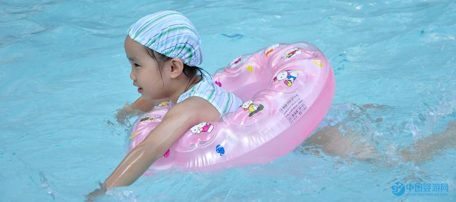 婴儿游泳促进宝宝智力发育，但这几点一定要注意！1