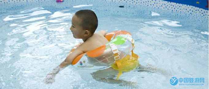 科学促进宝宝健康发育，婴儿游泳是首选