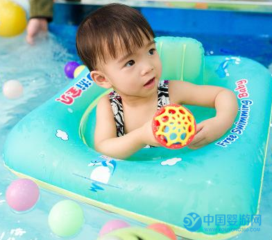 科学促进宝宝健康发育，婴儿游泳是首选2