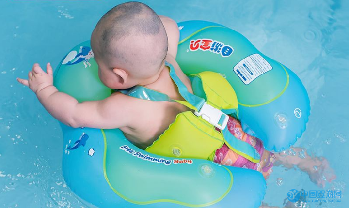婴儿游泳趴圈正确戴法 冬季婴儿游泳趴圈的正确使用方法