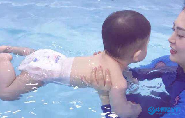 婴儿游泳必须穿防水纸尿裤吗？婴儿大池游泳必须穿防水纸尿裤吗？1