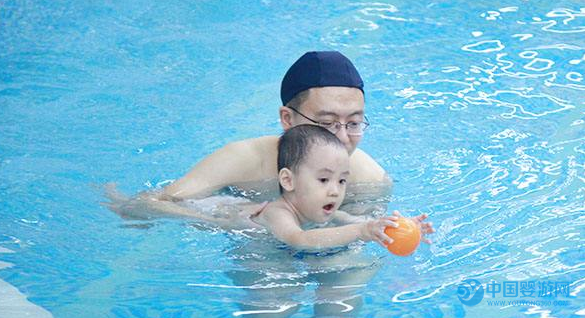 宝宝贴三九贴还可以进行婴儿游泳吗？1