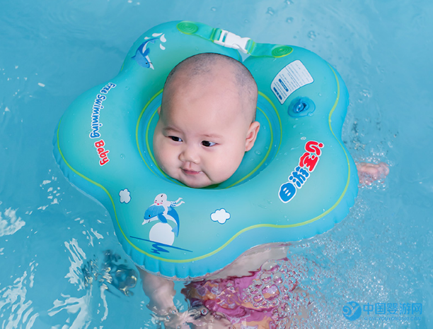 为一岁以内的宝宝选择合适的婴儿游泳圈，注意这一点很重要2