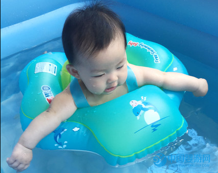 为一岁以内的宝宝选择合适的婴儿游泳圈，注意这一点很重要1