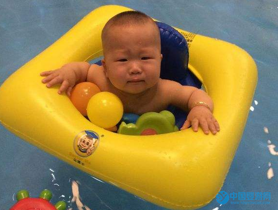 关于婴儿游泳，这些观点都是错的！家长一定要注意 若想让婴儿游泳对宝宝更有利，这些问题一定要知道1