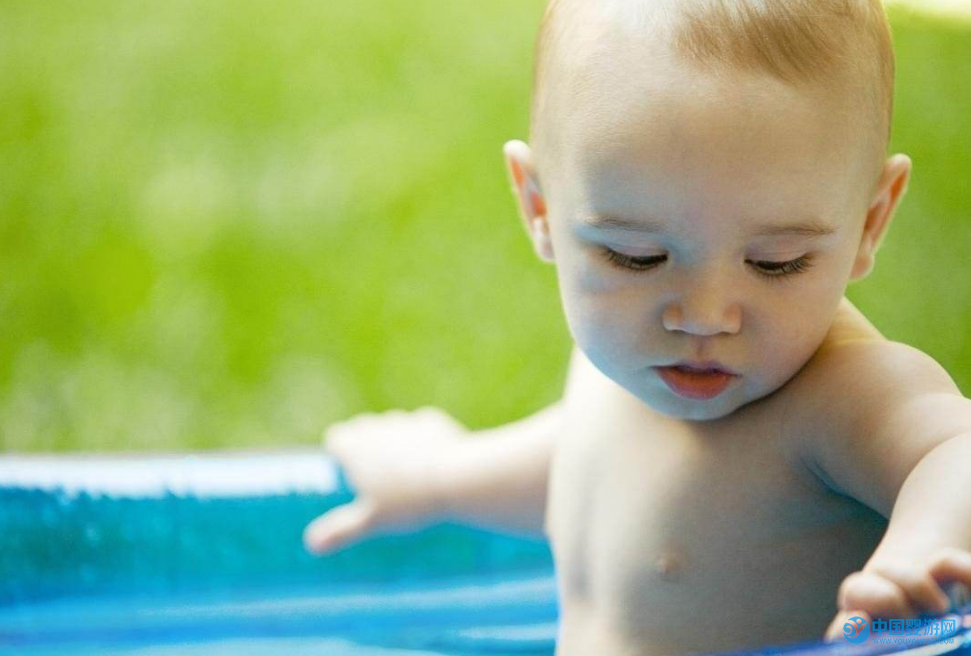 婴儿游泳溺水，妈妈不要慌 婴儿游泳溺水急救 如何防止宝宝溺水2