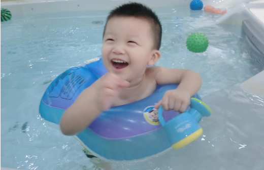 婴儿游泳解决宝宝吃饭难问题，So easy！ 婴儿游泳的好处 婴儿游泳解决宝宝各种问题4