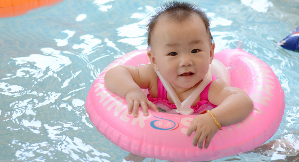 婴儿游泳解决宝宝吃饭难问题，So easy！ 婴儿游泳的好处 婴儿游泳解决宝宝各种问题