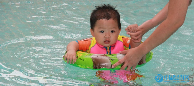 婴儿游泳解决宝宝吃饭难问题，So easy！ 婴儿游泳的好处 婴儿游泳解决宝宝各种问题3
