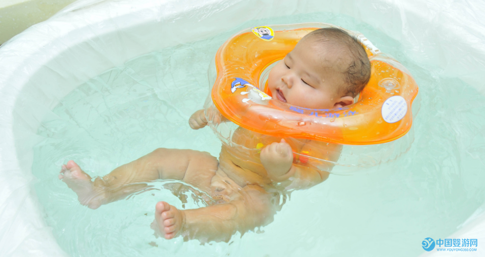 这样做，能让婴儿游泳得到更好的体验 婴儿游泳需要防水耳塞吗 婴儿游泳准备工作1