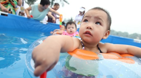 坚持婴儿游泳，宝宝与众不同 坚持婴儿游泳的好处 坚持婴儿游泳宝宝的变化