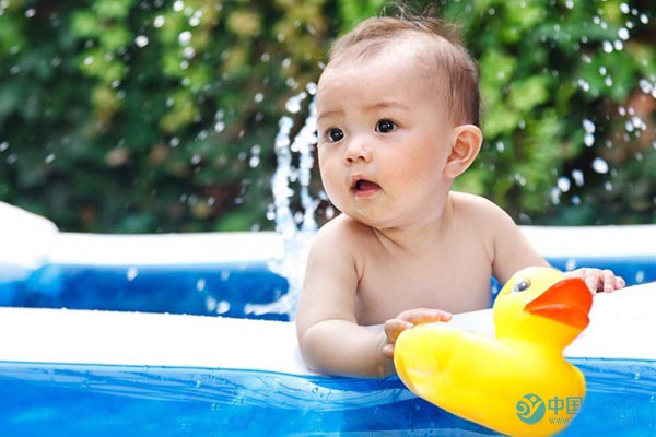 婴儿游泳和水育早教的区别，傻傻分不清楚？婴儿游泳和水育课的区别2