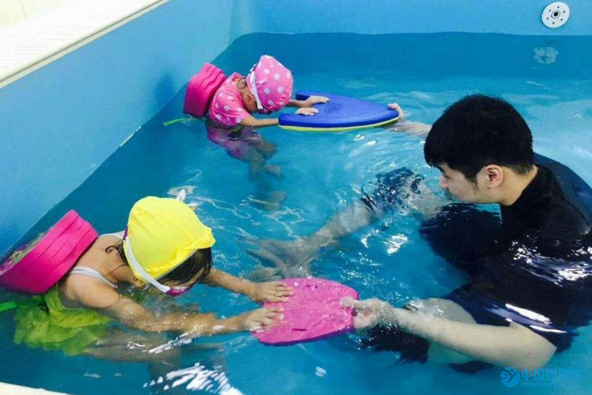 婴儿游泳和水育早教的区别，傻傻分不清楚？婴儿游泳和水育课的区别