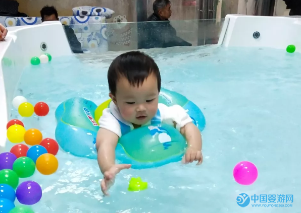 坚持婴幼儿游泳让宝宝发育更快