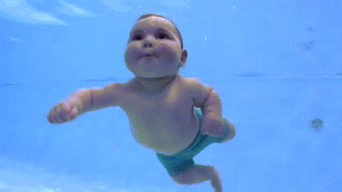 体育从娃娃抓起，婴儿游泳助宝宝进入知名学府 婴儿游泳的好处 婴儿游泳促进宝宝五大系统