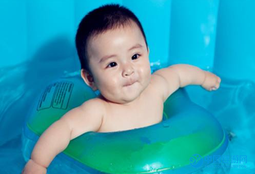 体育从娃娃抓起，婴儿游泳助宝宝进入知名学府 婴儿游泳的好处 婴儿游泳促进宝宝五大系统5
