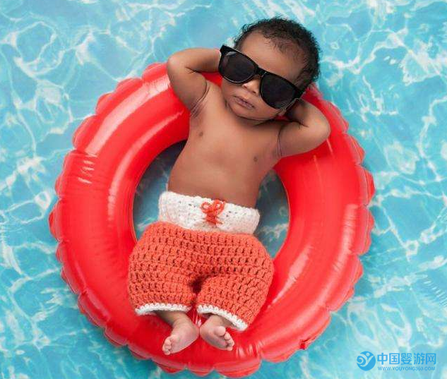 婴儿游泳作为最适合宝宝的运动，宝宝下水就哭闹是怎么回事？ 婴儿游泳宝宝紧张哭闹是怎么回事3