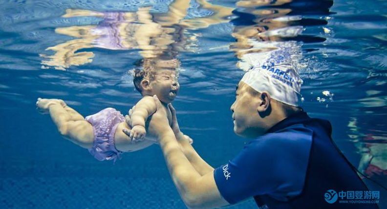 婴儿游泳好不好，来看崔玉涛怎么说 婴儿游泳的好处 婴儿游泳馆加盟2