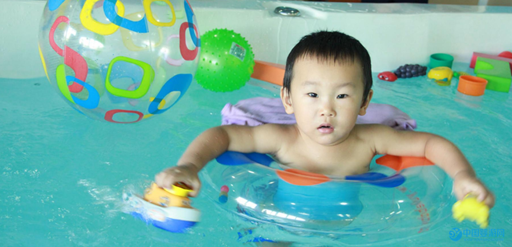 婴儿游泳的这些好处，你应该知道 元旦将至，不如送宝宝一份健康保障66