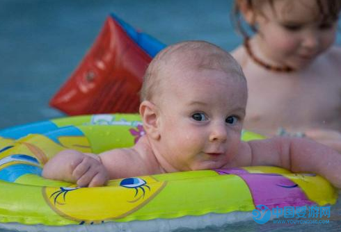 游泳更适合宝宝，可不是随便说说 婴儿游泳的优势2