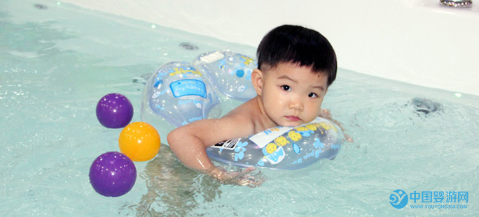婴儿游泳提高宝宝自信心 婴儿游泳让宝宝更自信，成就宝宝美好未来 婴儿游泳的好处3