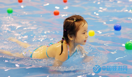 婴儿游泳促进宝宝大运动发展，对宝宝成长更有利 婴儿游泳的好处2