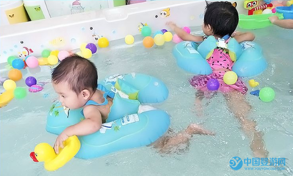 婴儿游泳趴圈的选择以及佩戴方法 宝宝趴圈怎么选？知道宝宝趴圈的佩戴方法还不够，该如何选也应该知道1