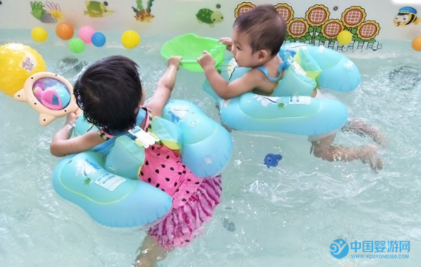 婴儿游泳趴圈的选择以及佩戴方法 宝宝趴圈怎么选？知道宝宝趴圈的佩戴方法还不够，该如何选也应该知道