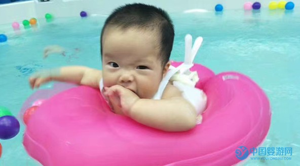 婴儿游泳的好处 婴儿游泳促进宝宝全面发展 是什么原因让家长如此支持宝宝游泳？1