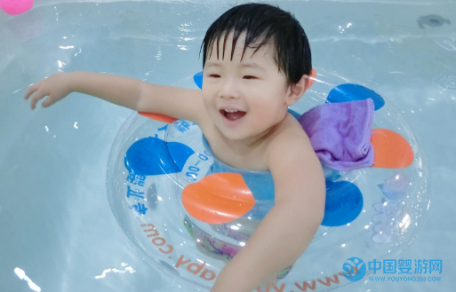 婴儿游泳的好处 婴儿游泳促进宝宝全面发展 是什么原因让家长如此支持宝宝游泳？2