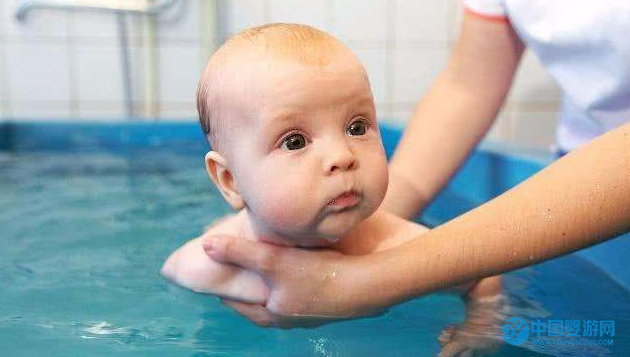 宝宝什么时候游泳最好，原来我们都被欺骗了 婴儿游泳的好处 婴儿游泳最佳时间
