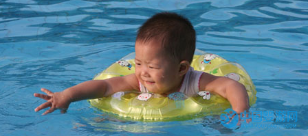 婴儿游泳的这些好处，第二条你都不一定知道 婴儿游泳促进宝宝良好习惯养成